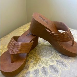 Flojo Jess platform flip flops size 5